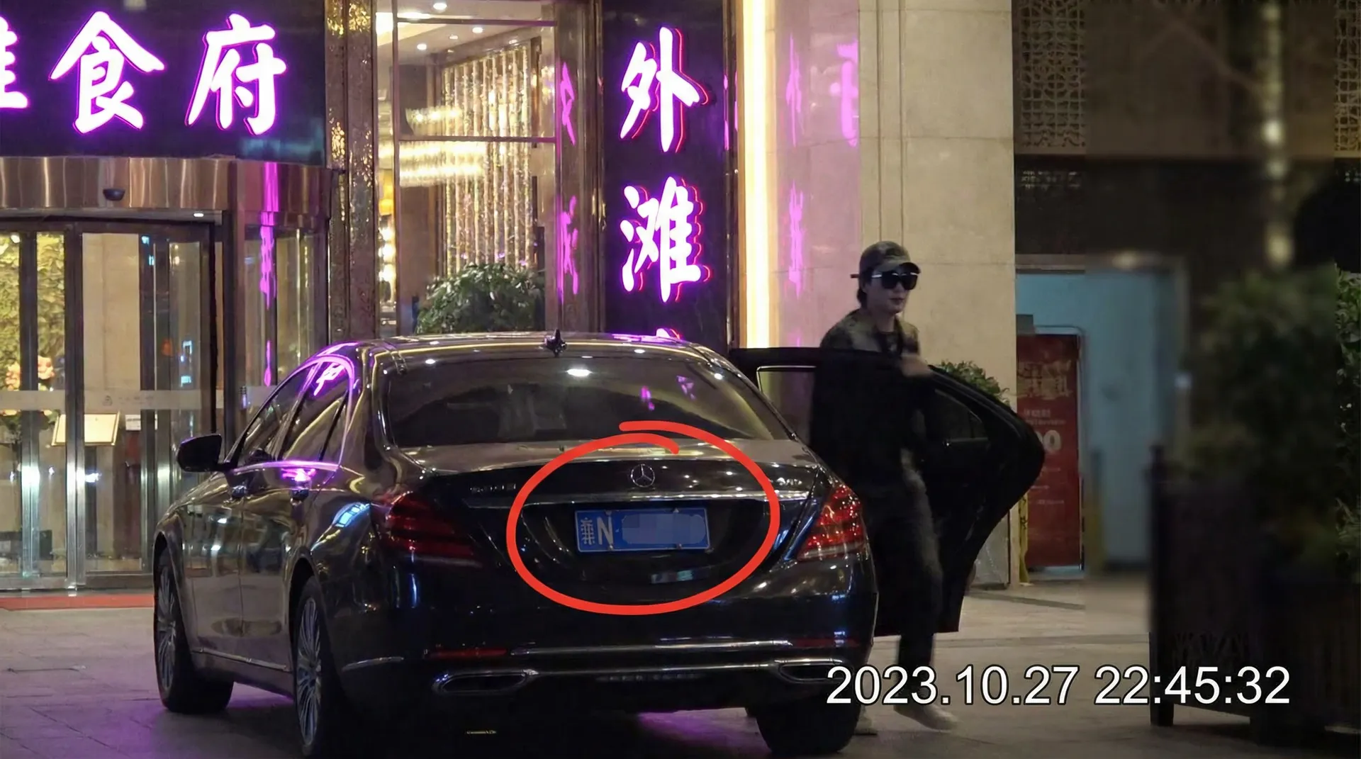 黑料吃瓜 - 豪车餐厅外被拍