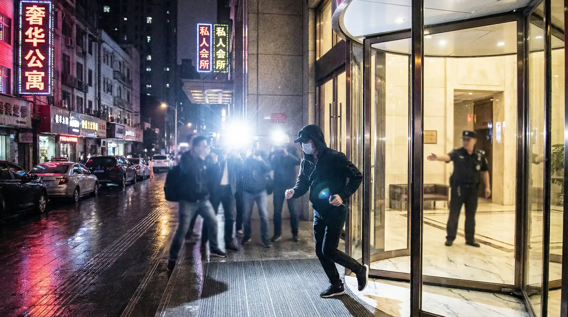 黑料吃瓜 - 公寓楼下记者围堵